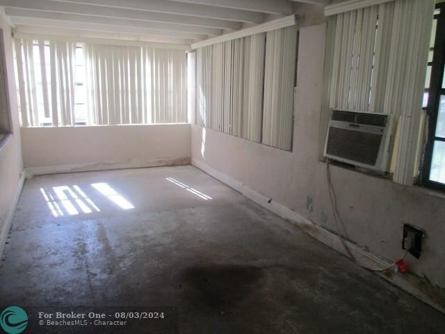 For Sale: $235,800 (2 beds, 1 baths, 968 Square Feet)