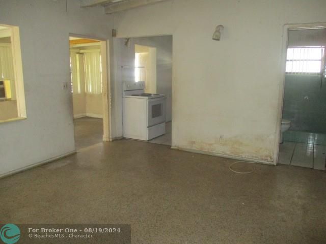 For Sale: $235,800 (2 beds, 1 baths, 968 Square Feet)