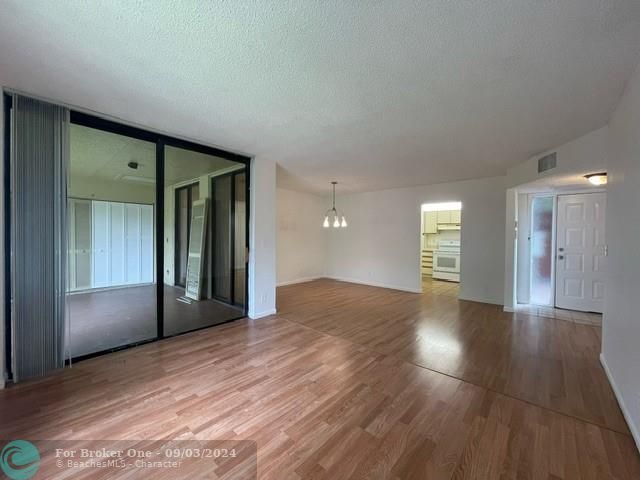 For Rent: $1,975 (2 beds, 2 baths, 974 Square Feet)