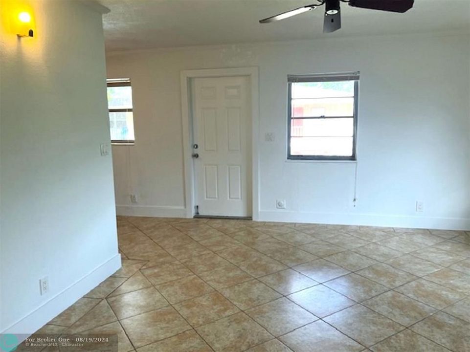 For Sale: $180,000 (2 beds, 1 baths, 800 Square Feet)