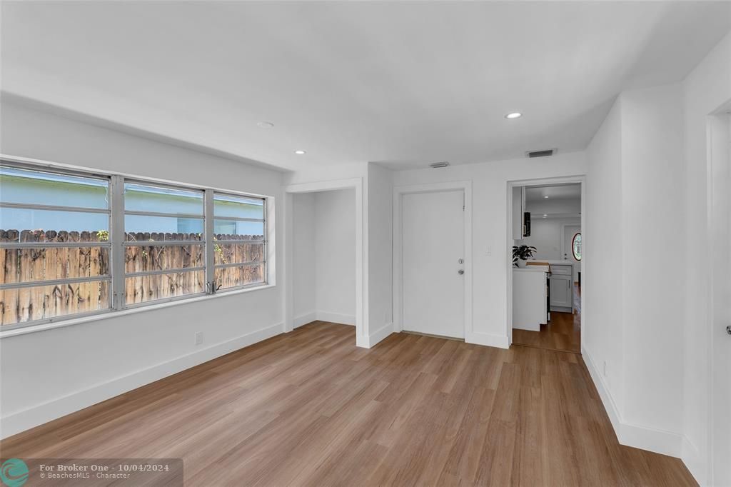 For Sale: $589,000 (2 beds, 1 baths, 1042 Square Feet)