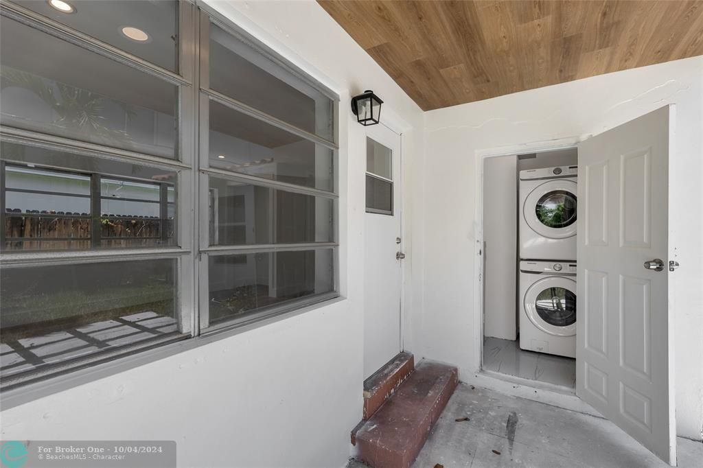 For Sale: $589,000 (2 beds, 1 baths, 1042 Square Feet)