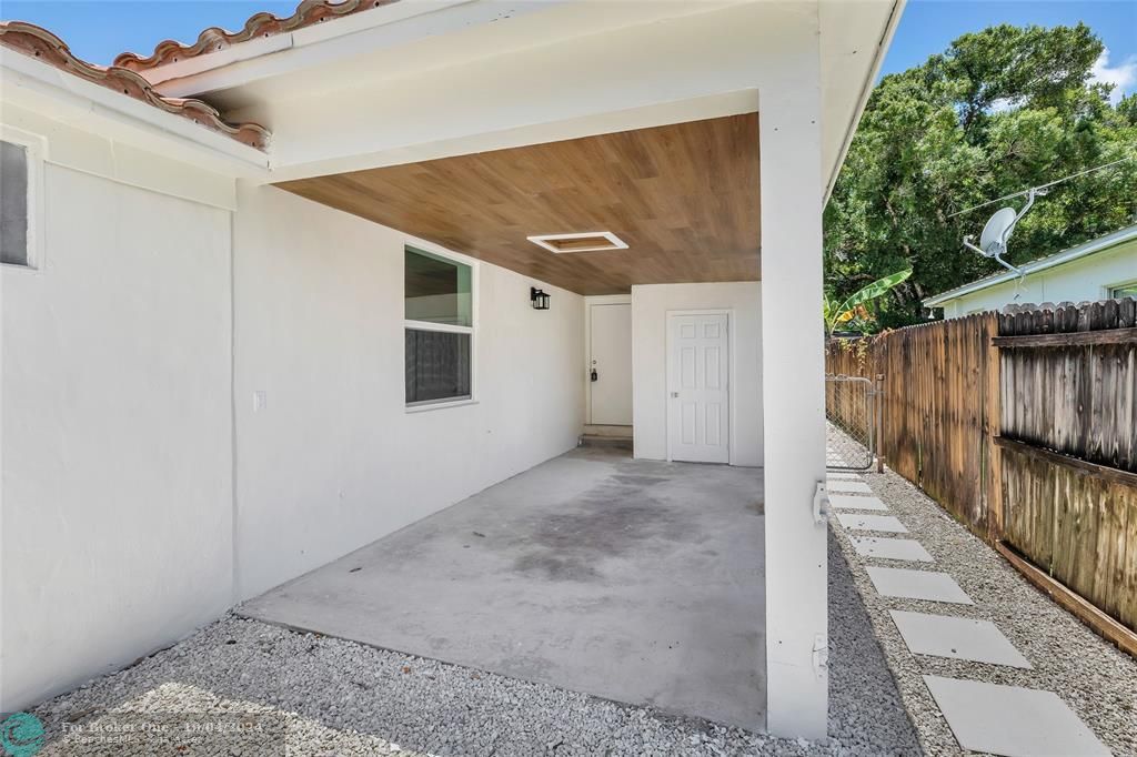 For Sale: $589,000 (2 beds, 1 baths, 1042 Square Feet)