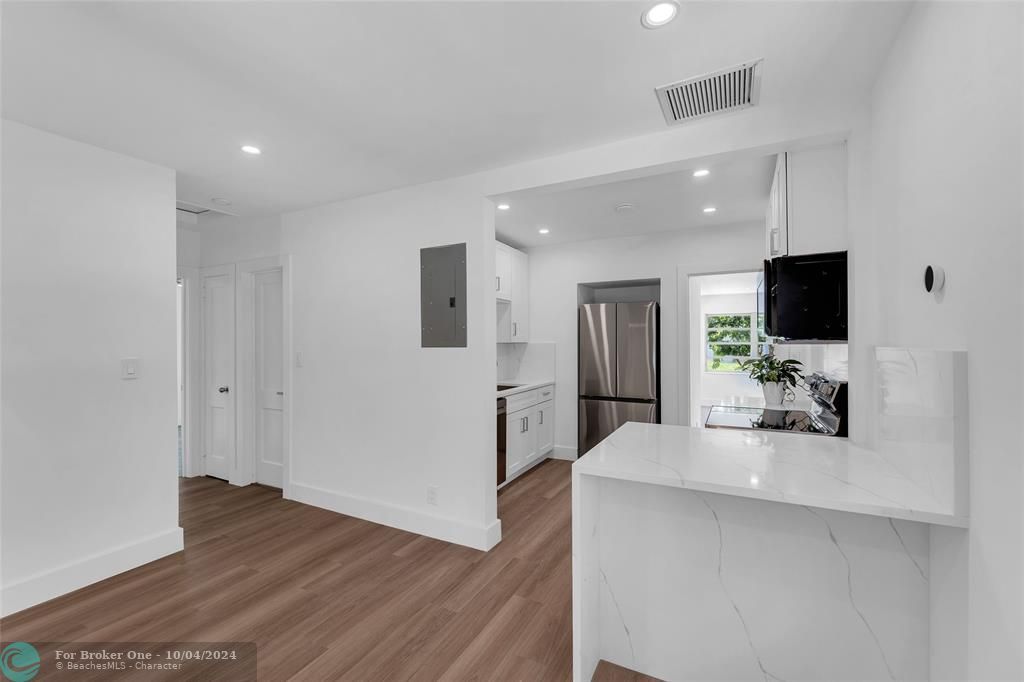 For Sale: $589,000 (2 beds, 1 baths, 1042 Square Feet)