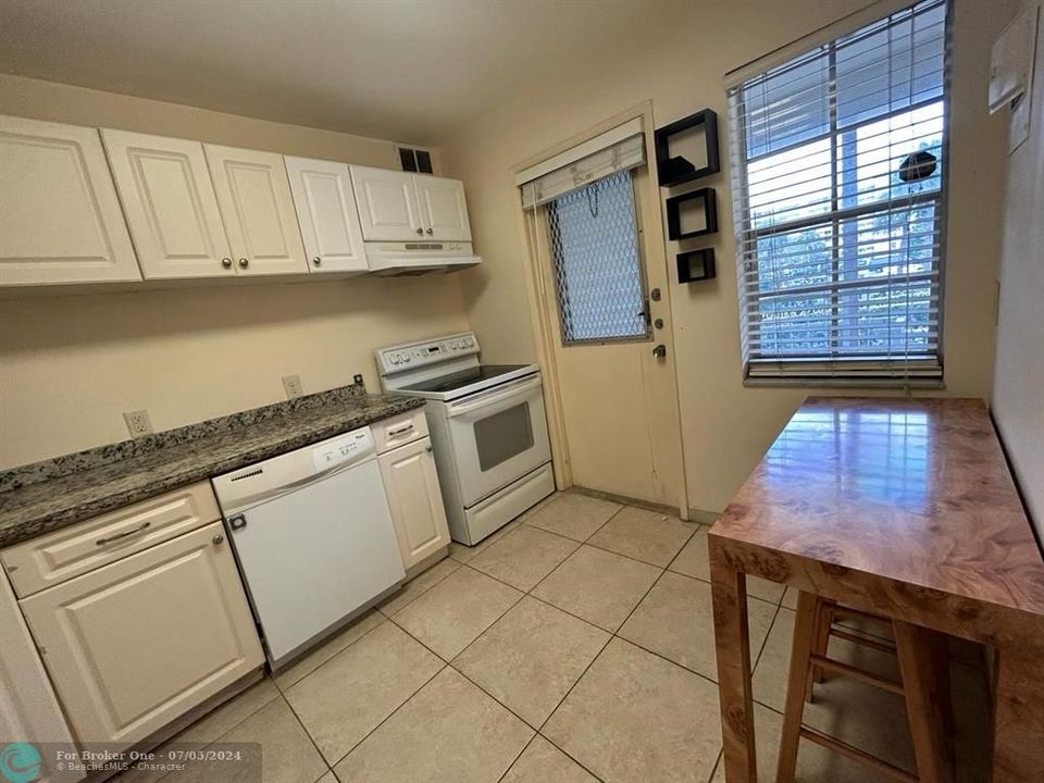 For Rent: $1,700 (1 beds, 1 baths, 960 Square Feet)