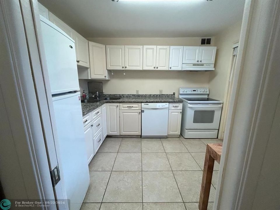 For Rent: $1,700 (1 beds, 1 baths, 960 Square Feet)