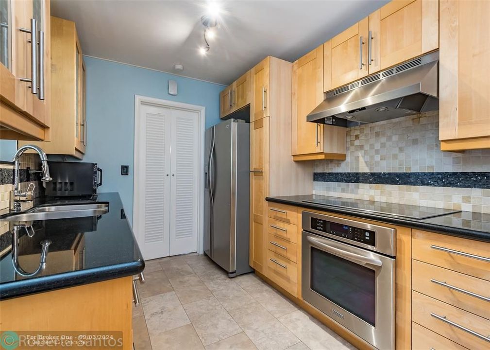 For Rent: $4,999 (3 beds, 2 baths, 1414 Square Feet)