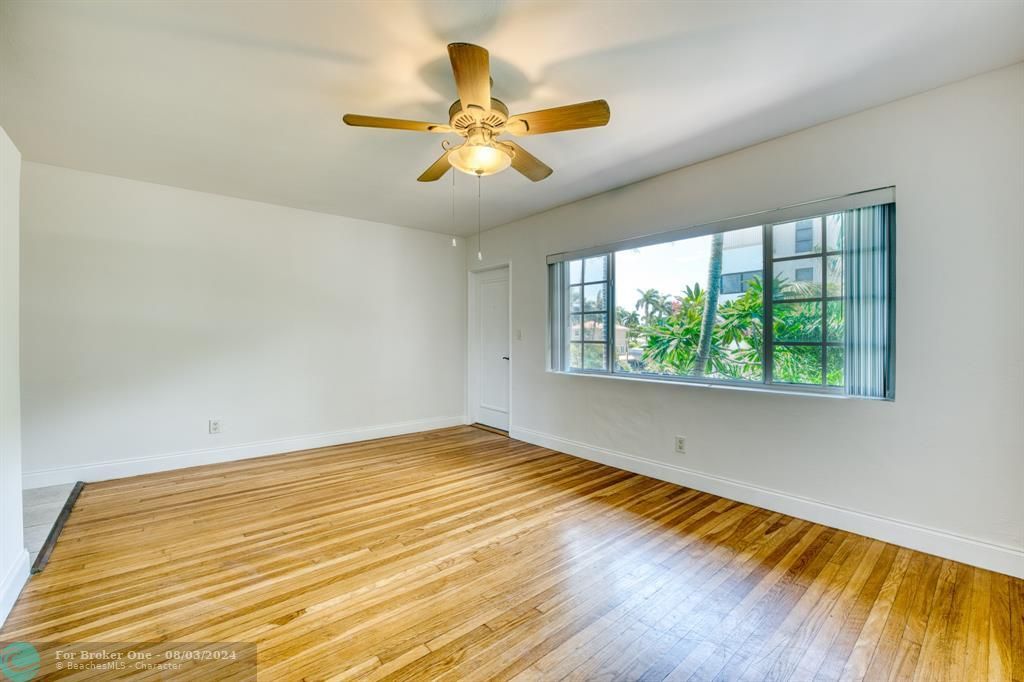 For Rent: $2,100 (1 beds, 1 baths, 700 Square Feet)