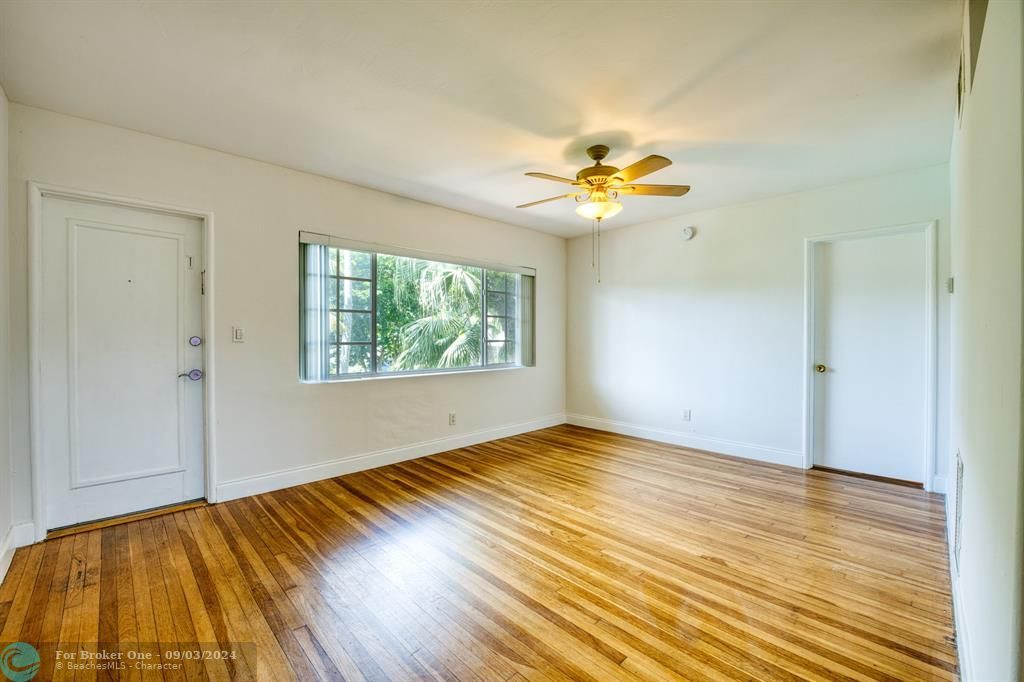 For Rent: $2,100 (1 beds, 1 baths, 700 Square Feet)