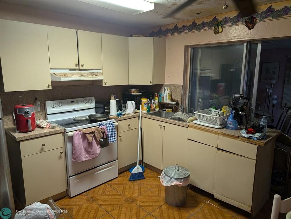 For Sale: $185,000 (2 beds, 1 baths, 1062 Square Feet)