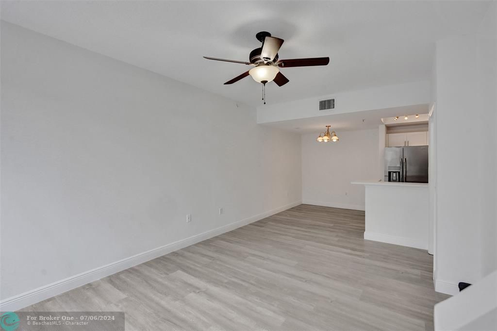For Sale: $359,000 (1 beds, 1 baths, 878 Square Feet)