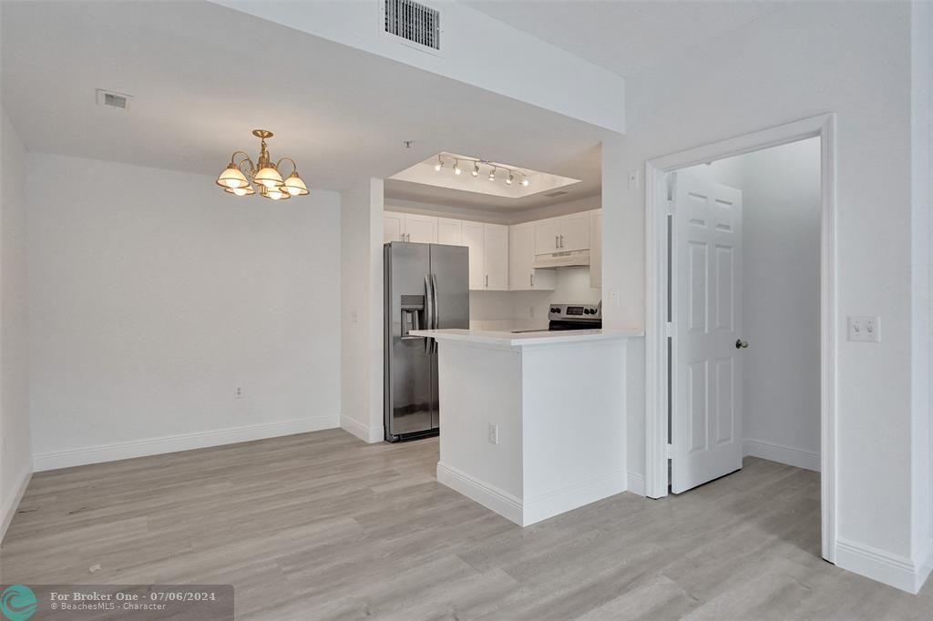 For Sale: $359,000 (1 beds, 1 baths, 878 Square Feet)