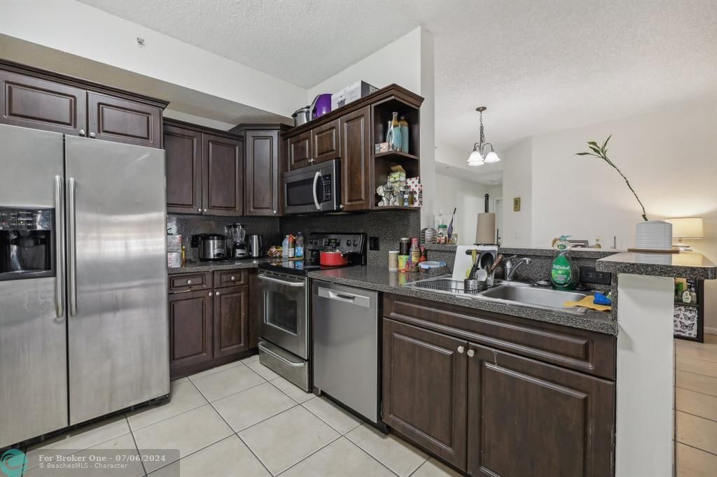For Sale: $297,000 (2 beds, 2 baths, 1183 Square Feet)