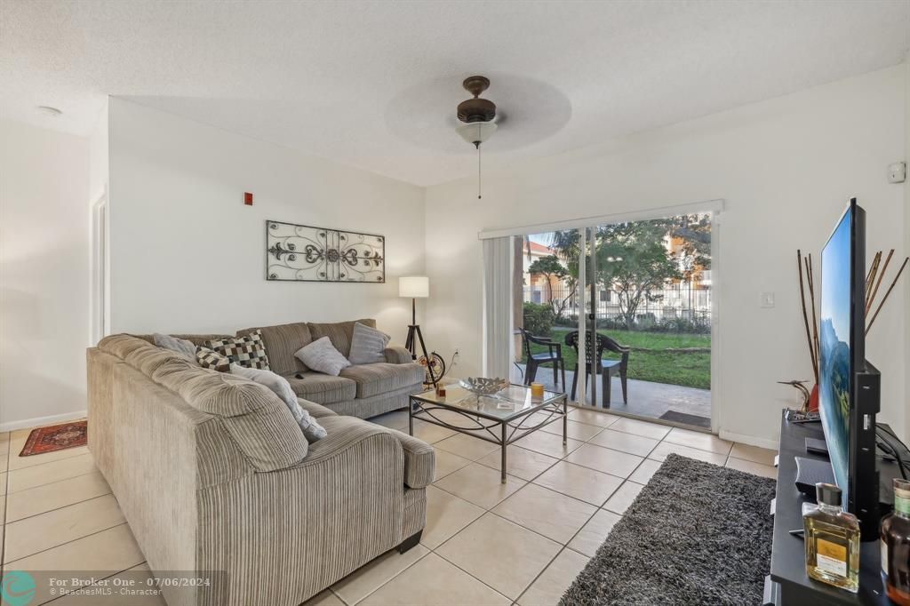 For Sale: $297,000 (2 beds, 2 baths, 1183 Square Feet)