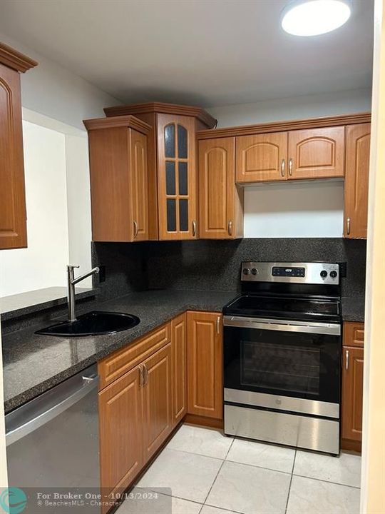 For Rent: $2,300 (2 beds, 2 baths, 891 Square Feet)