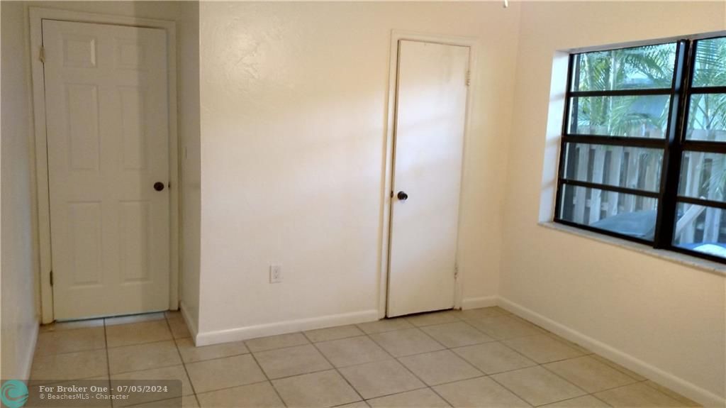 For Sale: $1,950 (1 beds, 1 baths, 900 Square Feet)