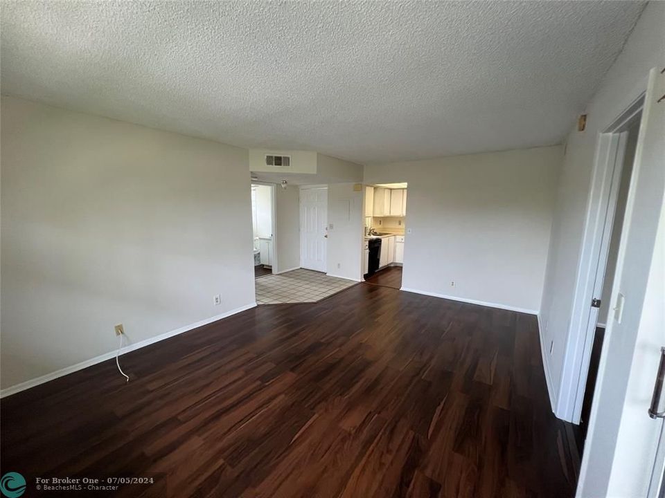 For Rent: $1,850 (2 beds, 2 baths, 900 Square Feet)