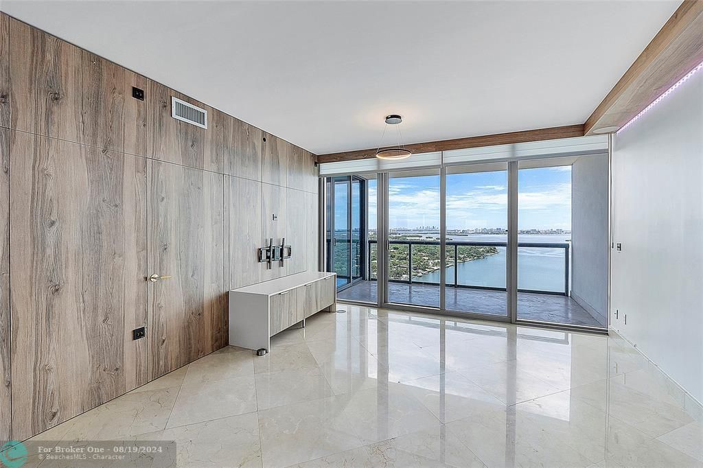 Recently Sold: $699,999 (2 beds, 2 baths, 1174 Square Feet)