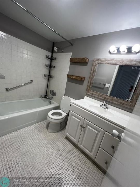 出租: $1,900 (2 贝兹, 2 浴室, 756 平方英尺)