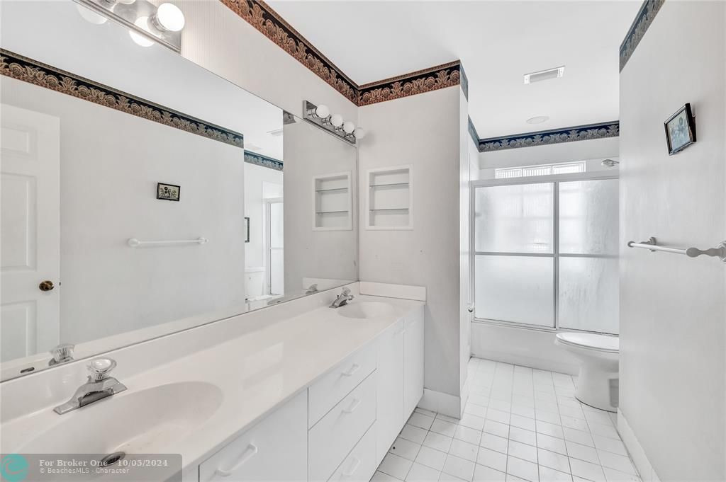 Recently Sold: $700,000 (3 beds, 2 baths, 1927 Square Feet)