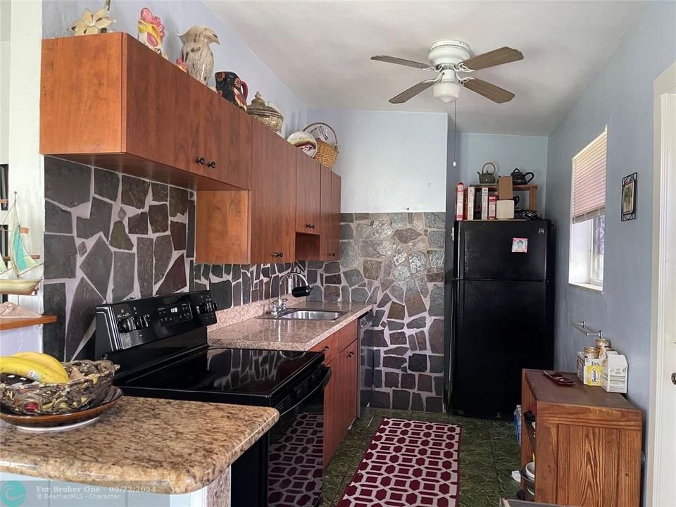 For Sale: $379,000 (2 beds, 1 baths, 1048 Square Feet)