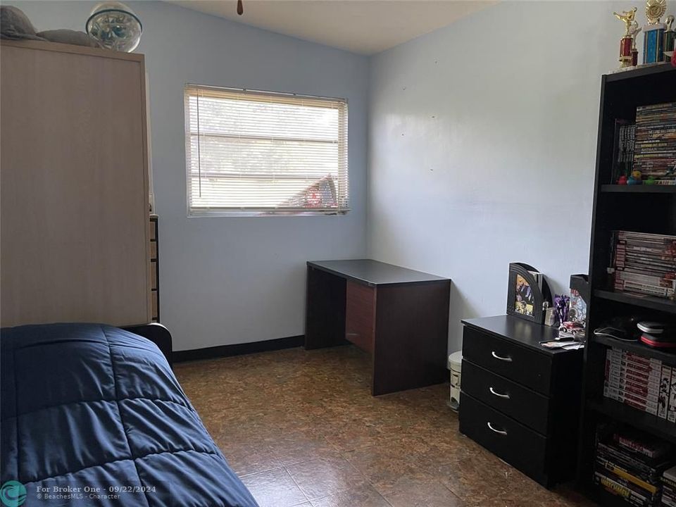 For Sale: $379,000 (2 beds, 1 baths, 1048 Square Feet)