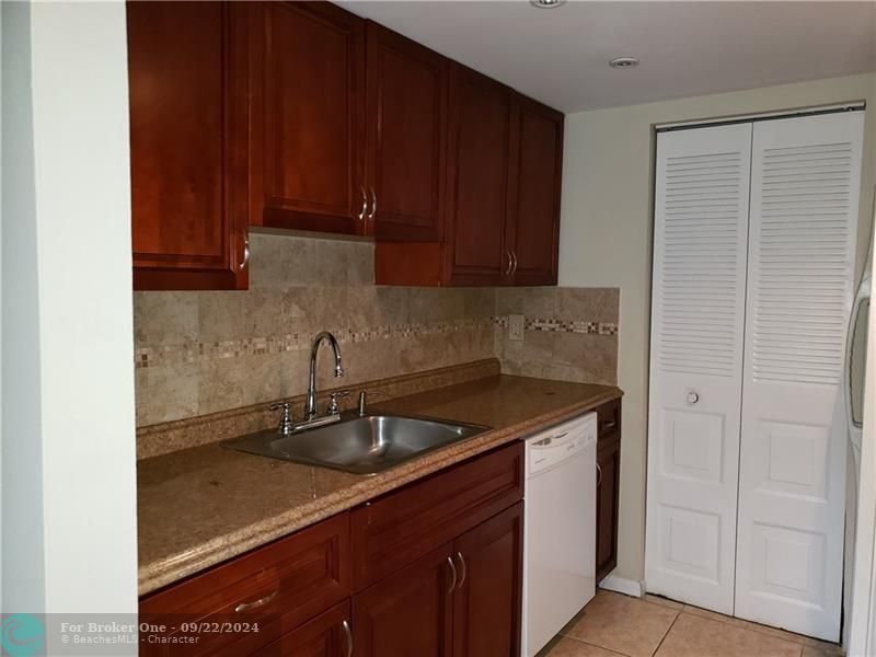 For Rent: $1,550 (1 beds, 1 baths, 768 Square Feet)