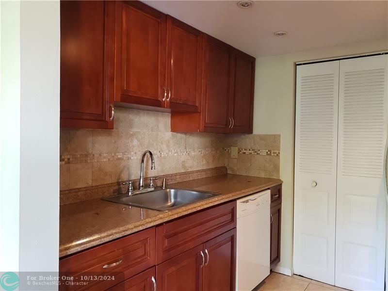 For Rent: $1,550 (1 beds, 1 baths, 768 Square Feet)