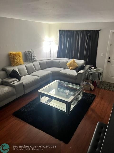For Rent: $1,550 (1 beds, 1 baths, 768 Square Feet)