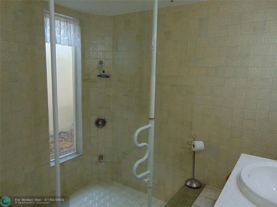 待售: $600,000 (4 贝兹, 2 浴室, 2346 平方英尺)