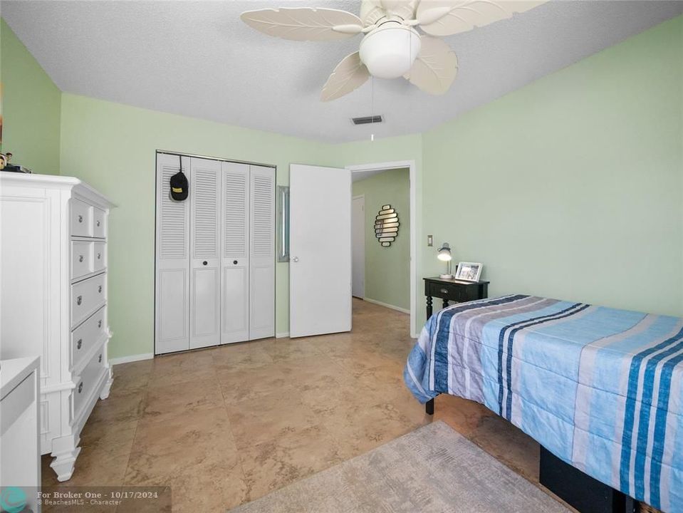 For Sale: $165,000 (2 beds, 2 baths, 1000 Square Feet)