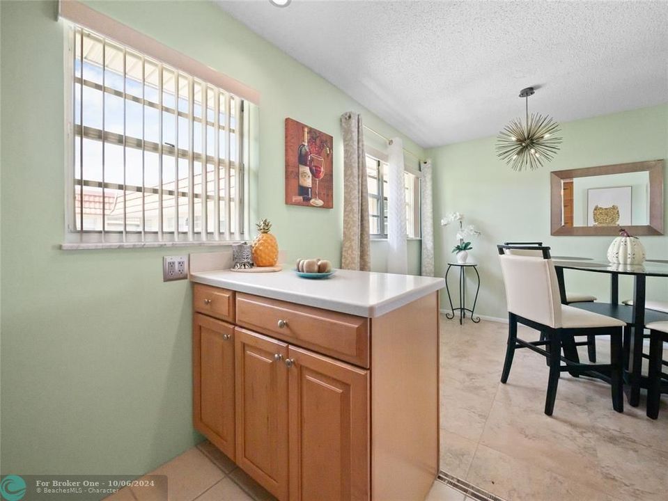 For Sale: $165,000 (2 beds, 2 baths, 1000 Square Feet)