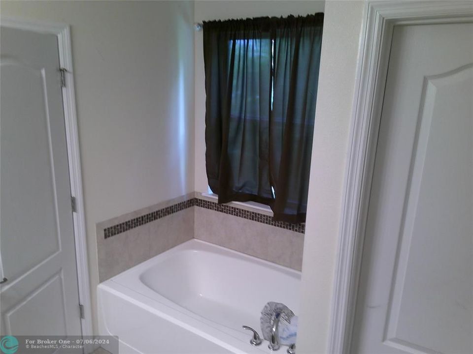 For Sale: $400,000 (4 beds, 2 baths, 2010 Square Feet)