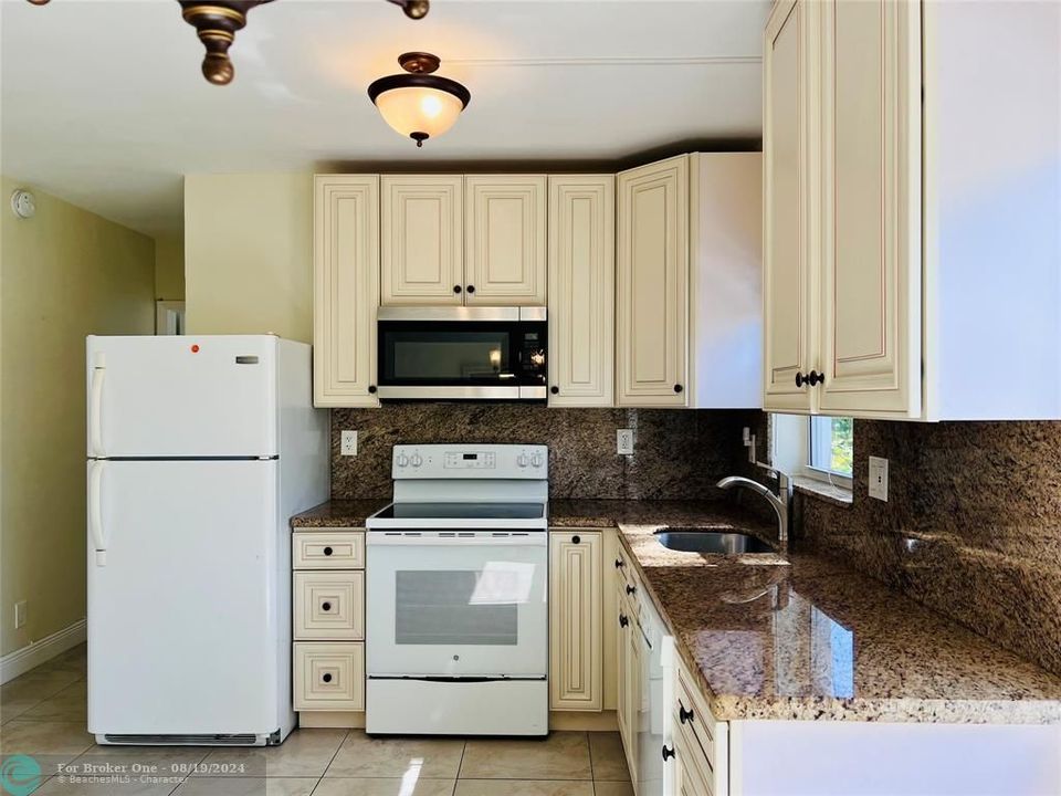 For Sale: $395,000 (1 beds, 1 baths, 530 Square Feet)