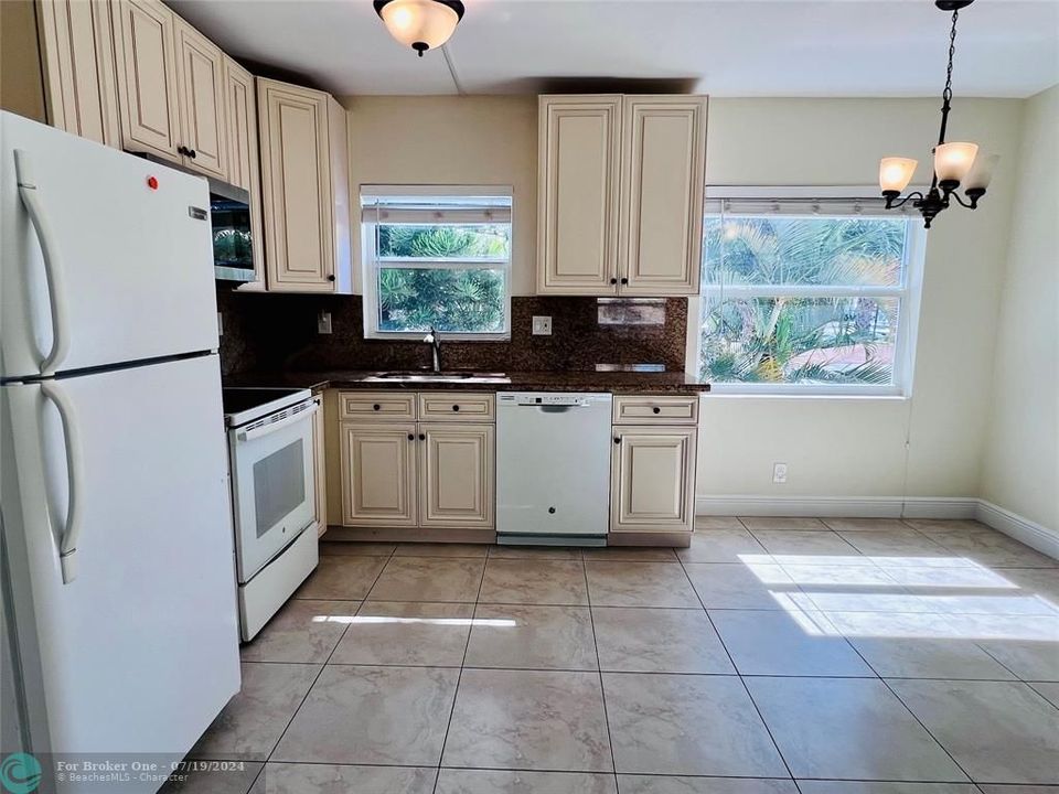 For Sale: $395,000 (1 beds, 1 baths, 530 Square Feet)
