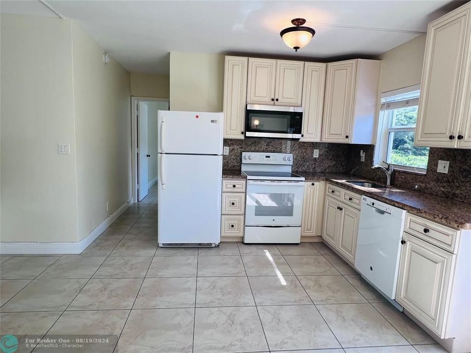 For Sale: $395,000 (1 beds, 1 baths, 530 Square Feet)