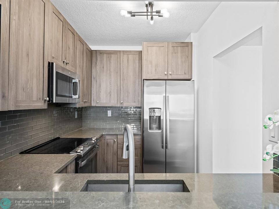 For Sale: $439,000 (1 beds, 1 baths, 720 Square Feet)