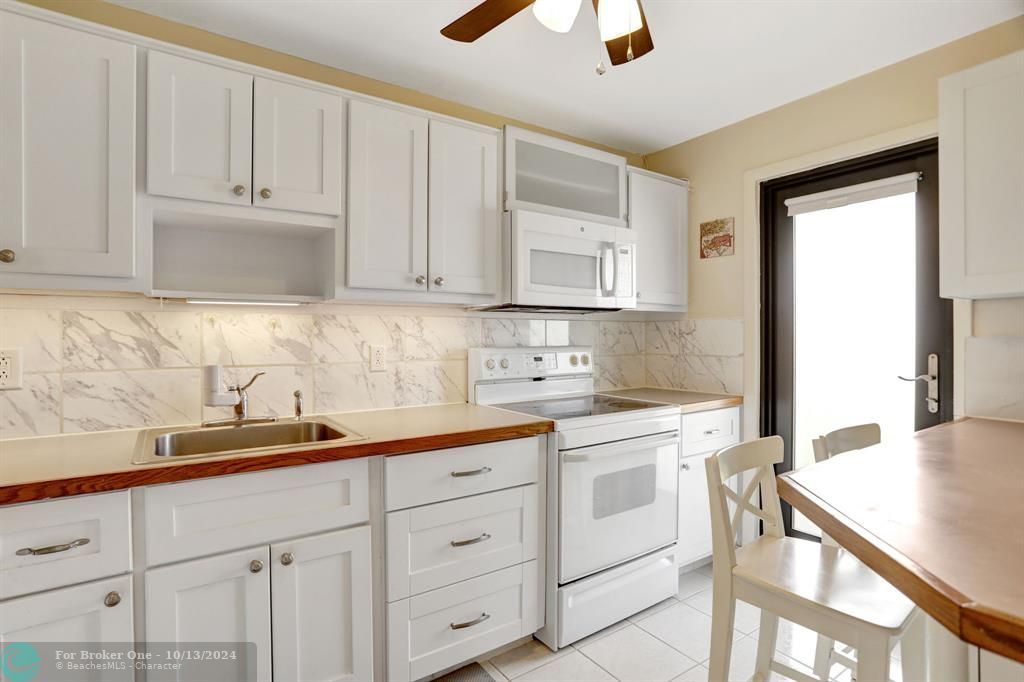 For Sale: $259,900 (2 beds, 2 baths, 912 Square Feet)