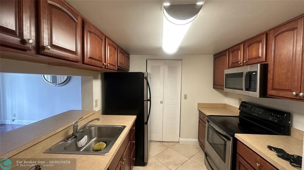 Recently Rented: $1,700 (1 beds, 1 baths, 700 Square Feet)