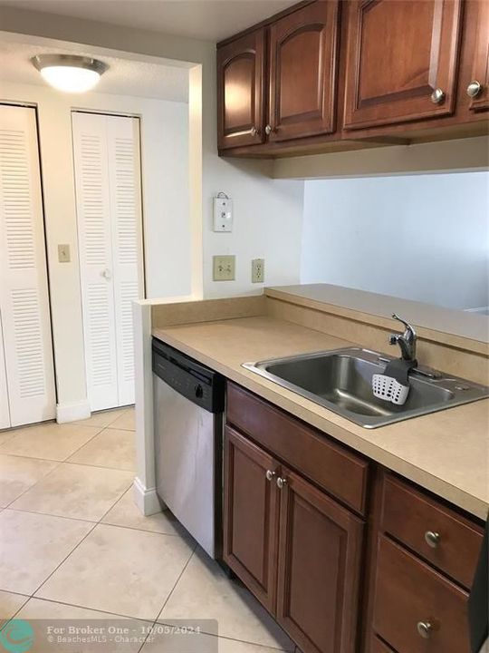 Recently Rented: $1,700 (1 beds, 1 baths, 700 Square Feet)