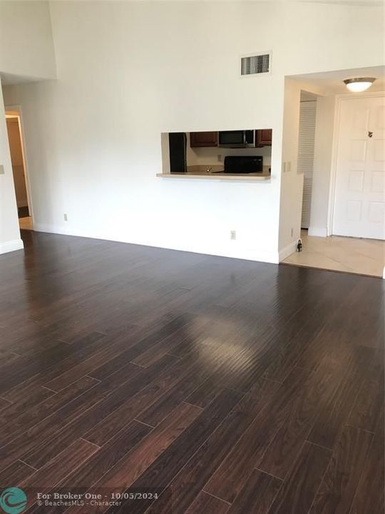 Recently Rented: $1,700 (1 beds, 1 baths, 700 Square Feet)