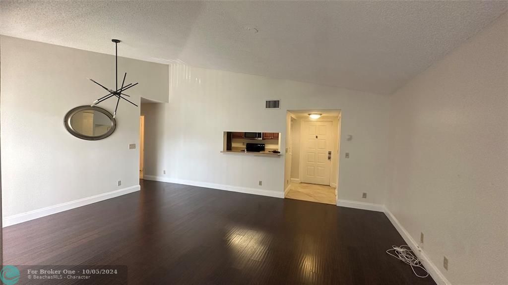 Recently Rented: $1,700 (1 beds, 1 baths, 700 Square Feet)