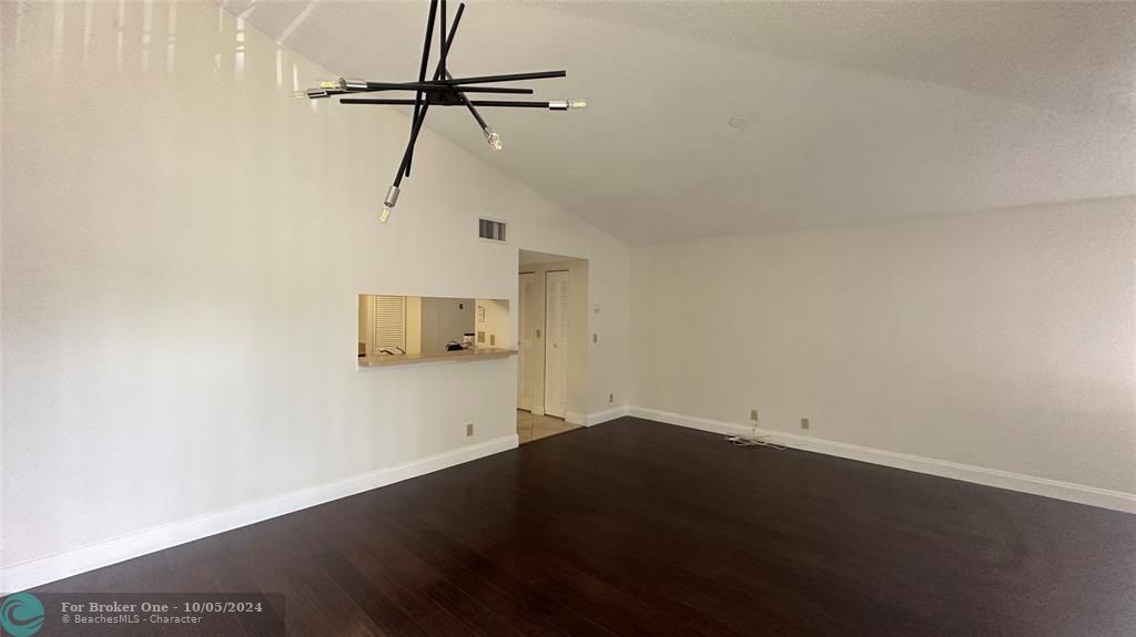 Recently Rented: $1,700 (1 beds, 1 baths, 700 Square Feet)