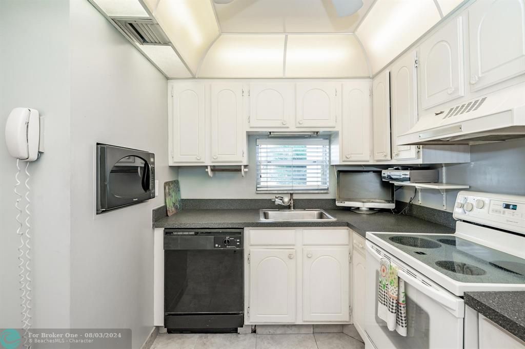 For Rent: $2,100 (2 beds, 2 baths, 1170 Square Feet)