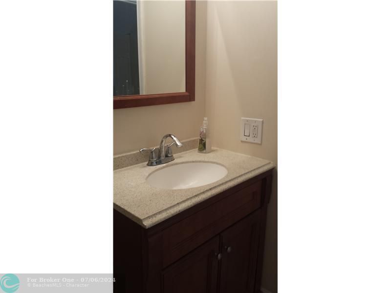 For Rent: $2,250 (2 beds, 1 baths, 749 Square Feet)