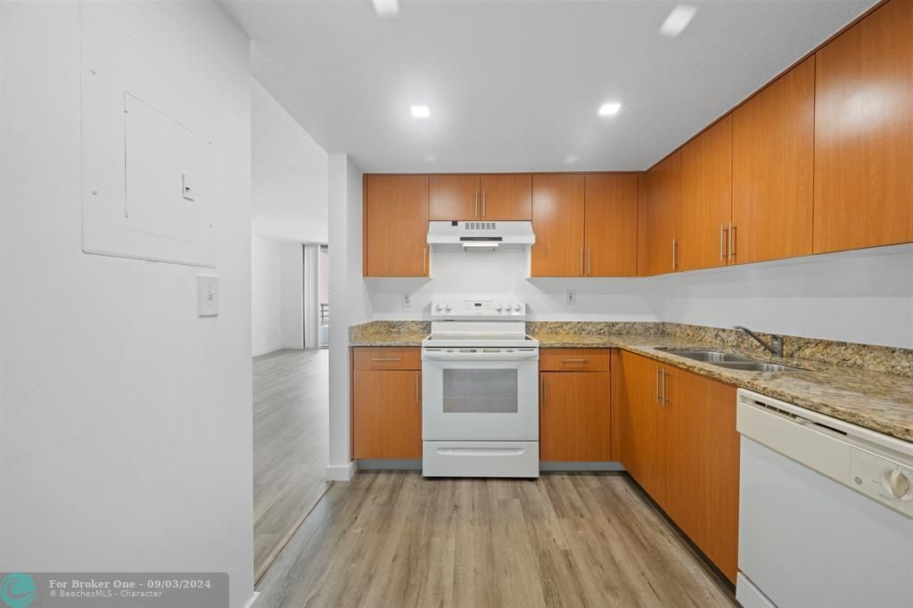 For Rent: $2,700 (2 beds, 2 baths, 990 Square Feet)