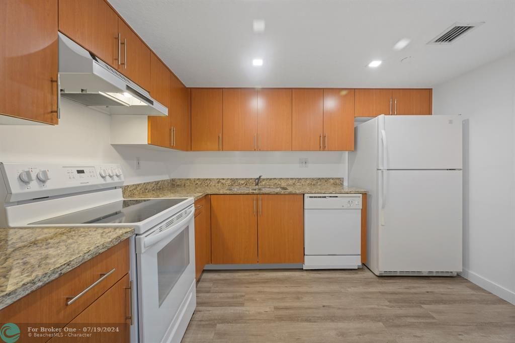 For Rent: $2,700 (2 beds, 2 baths, 990 Square Feet)