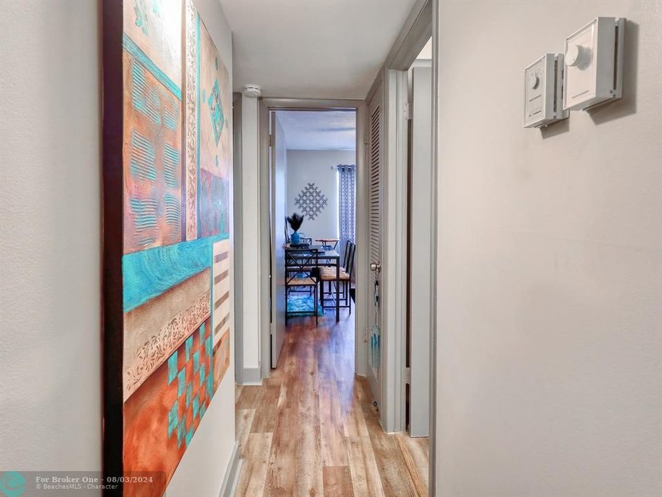 For Sale: $205,000 (2 beds, 2 baths, 907 Square Feet)