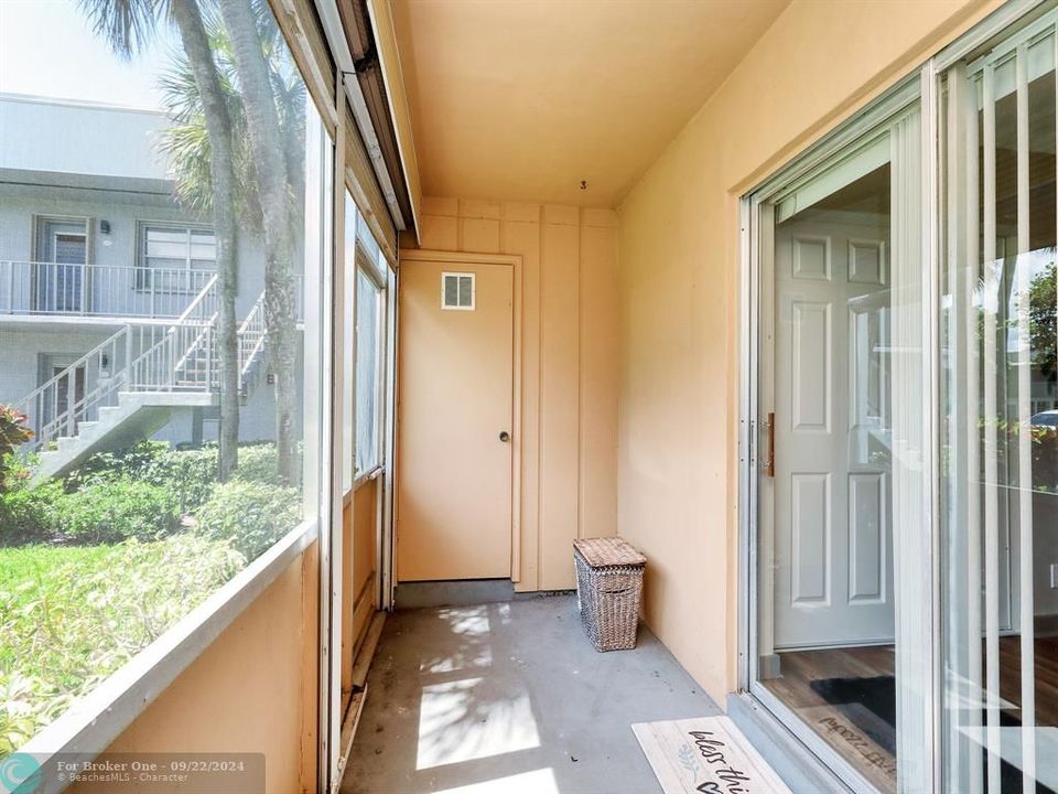 For Sale: $205,000 (2 beds, 2 baths, 907 Square Feet)