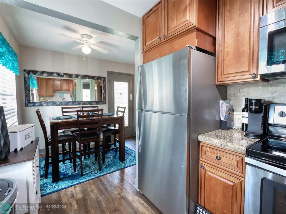 For Sale: $205,000 (2 beds, 2 baths, 907 Square Feet)